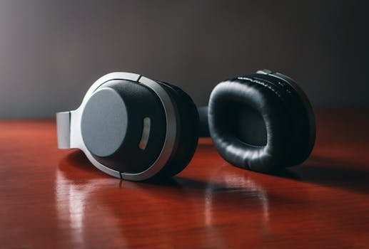 explain how noise-cancelling headphones actually work